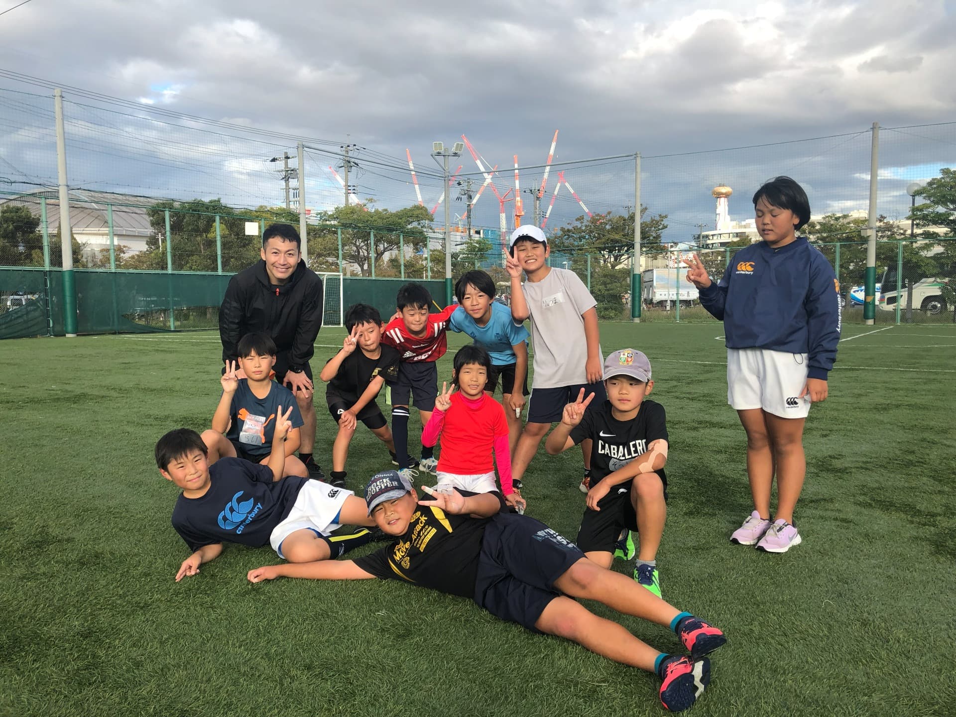 グラウンドに集まる小・中学生の選手たちとコーチ